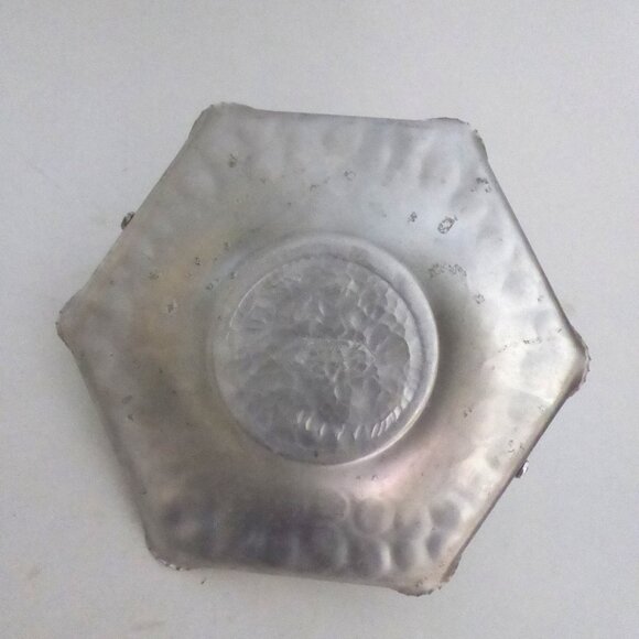 VINTAGE CROMWELL ALUMINUM HAND WROUGHT FRUIT FLOWERS PATTERN DISH BUTLER SET - Picture 14 of 15